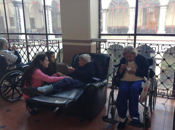 visita_asilo1-mejores_colegios_de_mexico