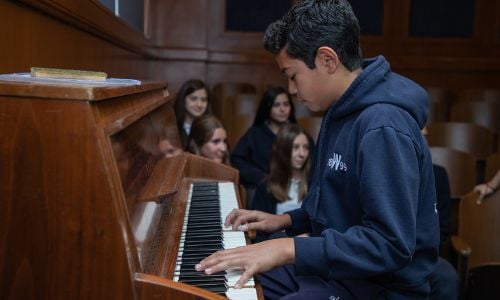 música y pianos en el Colegio Williams